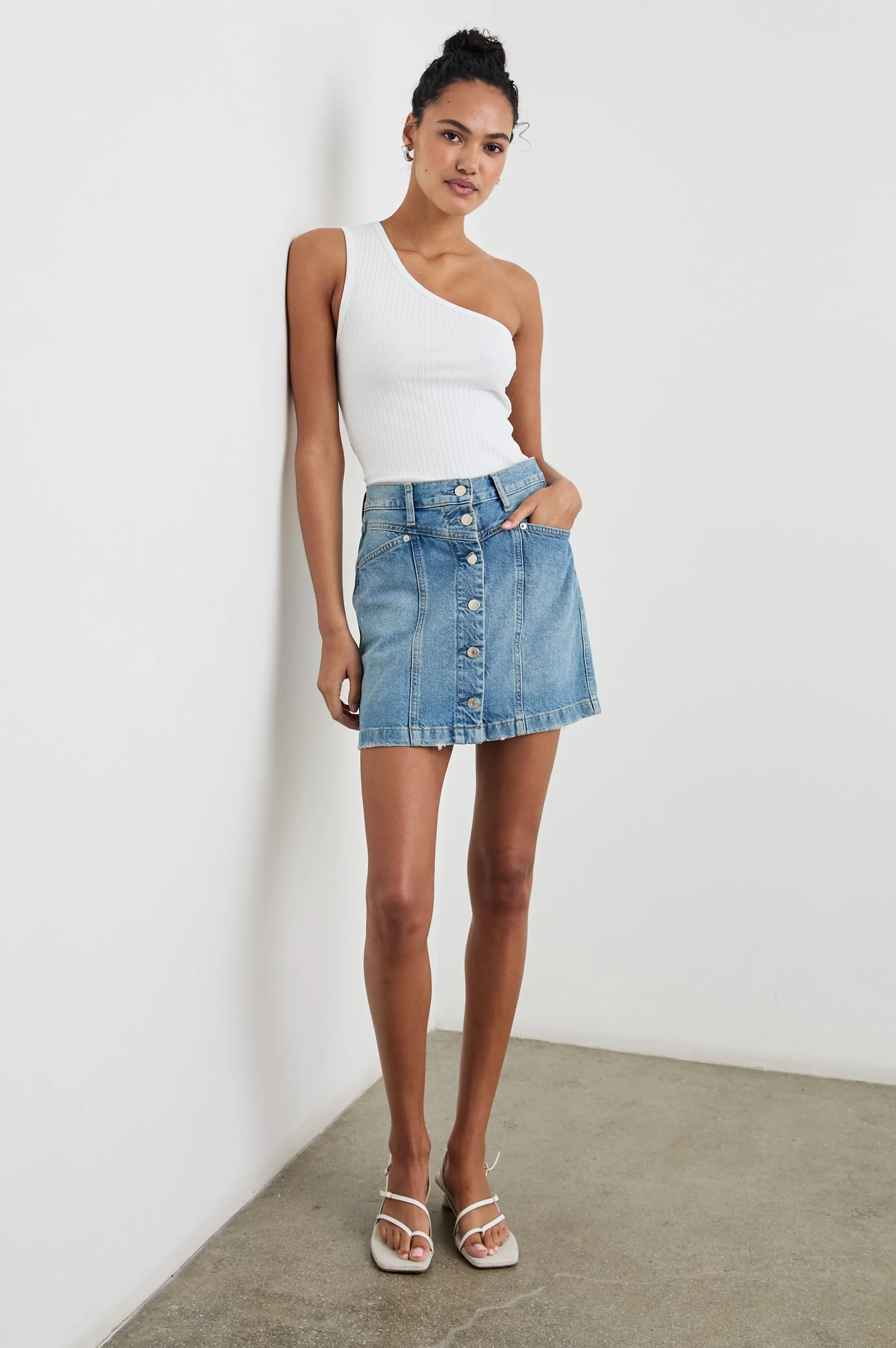 ESTI TOP - WHITE Rails