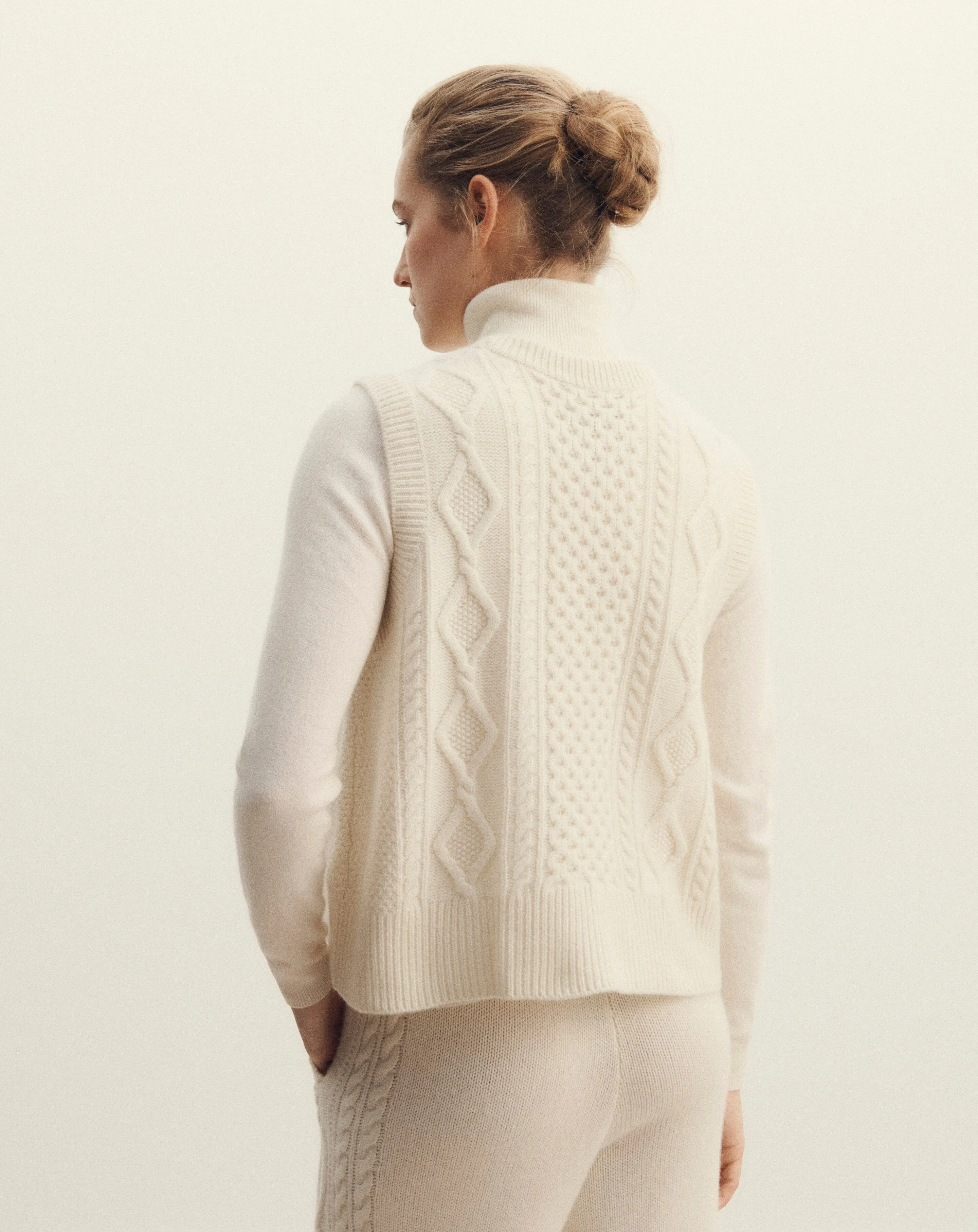 Sleeveless round neck pullover Eric Bompard