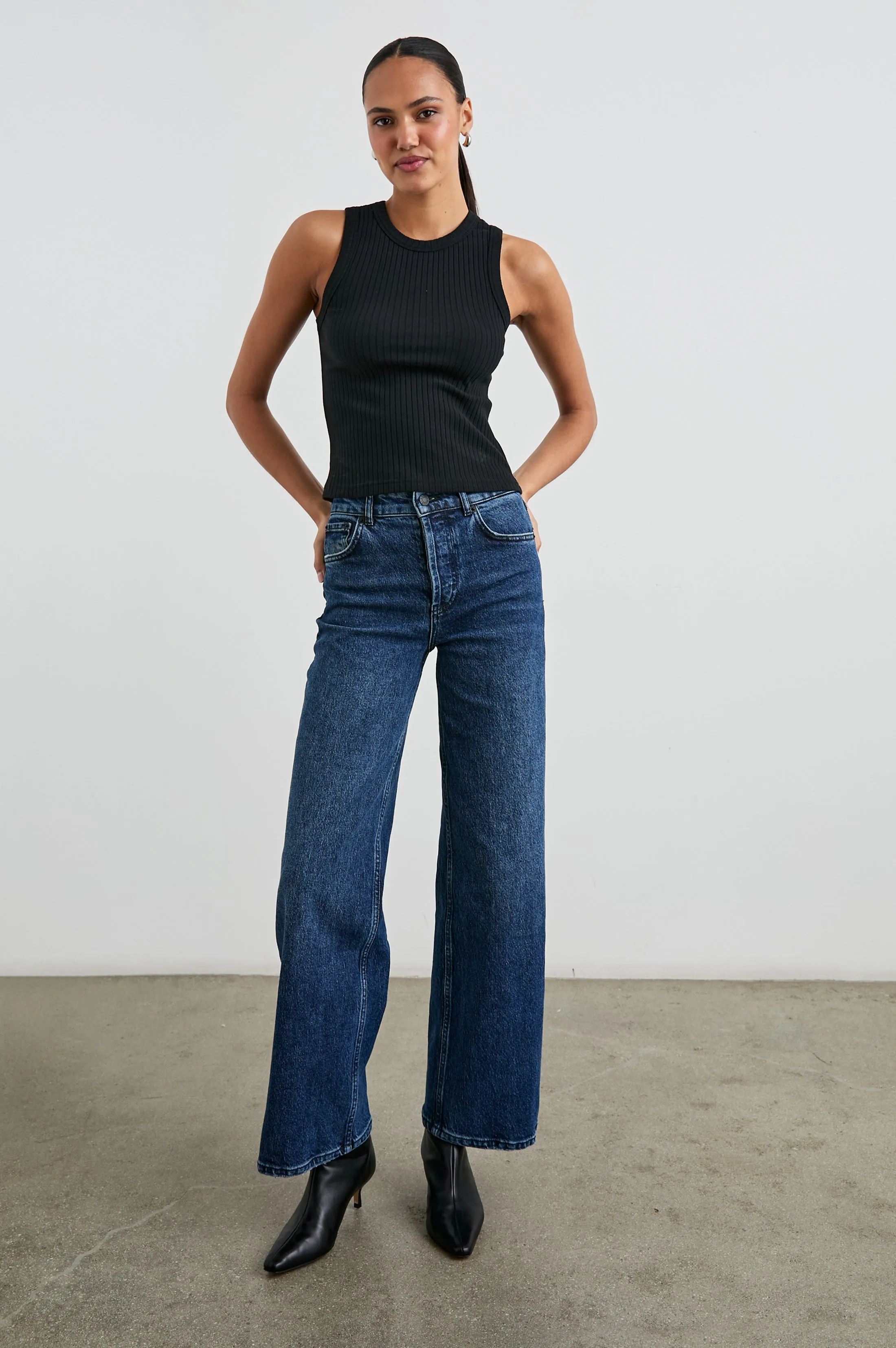 THE RACER TANK - TRUE BLACK Rails